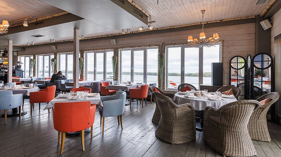 Плавучий ресторан на воде