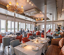 Плавучий ресторан на воде