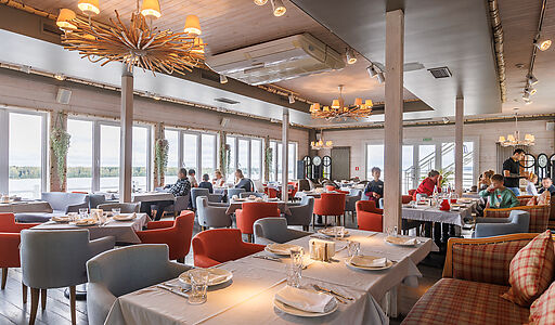 Плавучий ресторан на воде