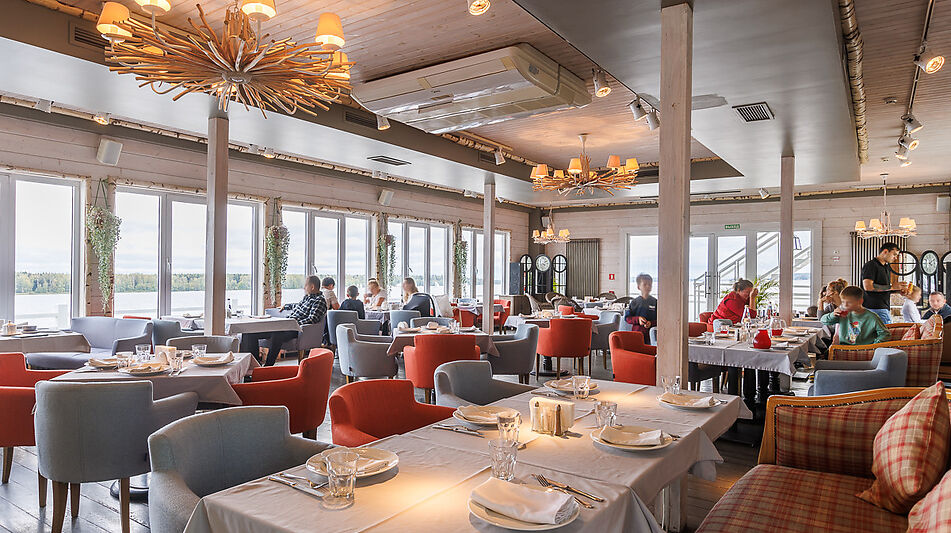 Плавучий ресторан на воде