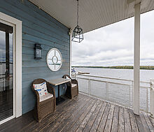 Плавучий ресторан на воде