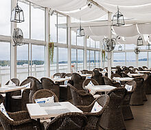 Плавучий ресторан на воде