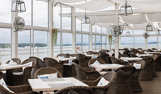 Плавучий ресторан на воде