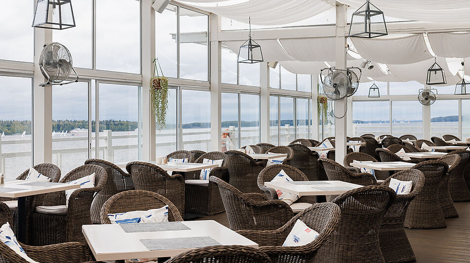 Плавучий ресторан на воде