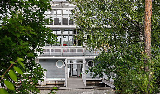 Плавучий ресторан на воде