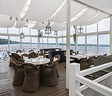 Плавучий ресторан на воде