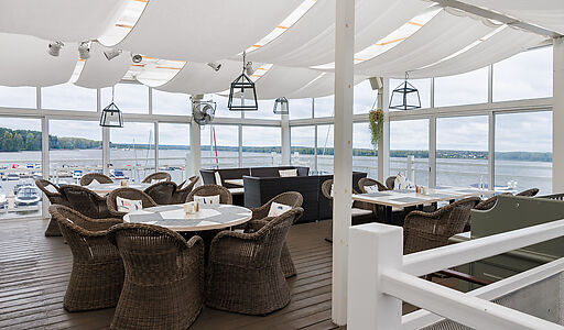 Плавучий ресторан на воде