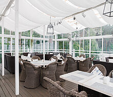 Плавучий ресторан на воде