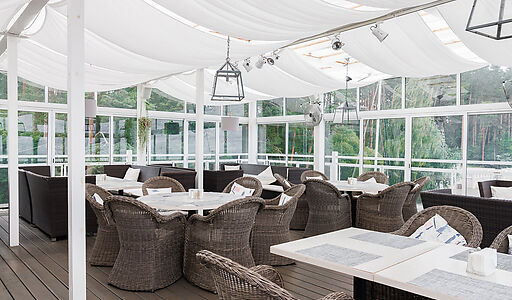 Плавучий ресторан на воде