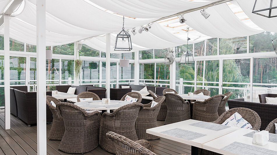 Плавучий ресторан на воде