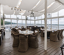 Плавучий ресторан на воде