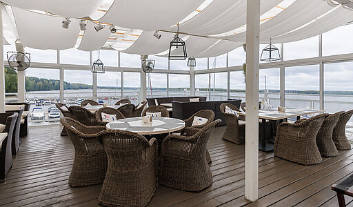 Плавучий ресторан на воде