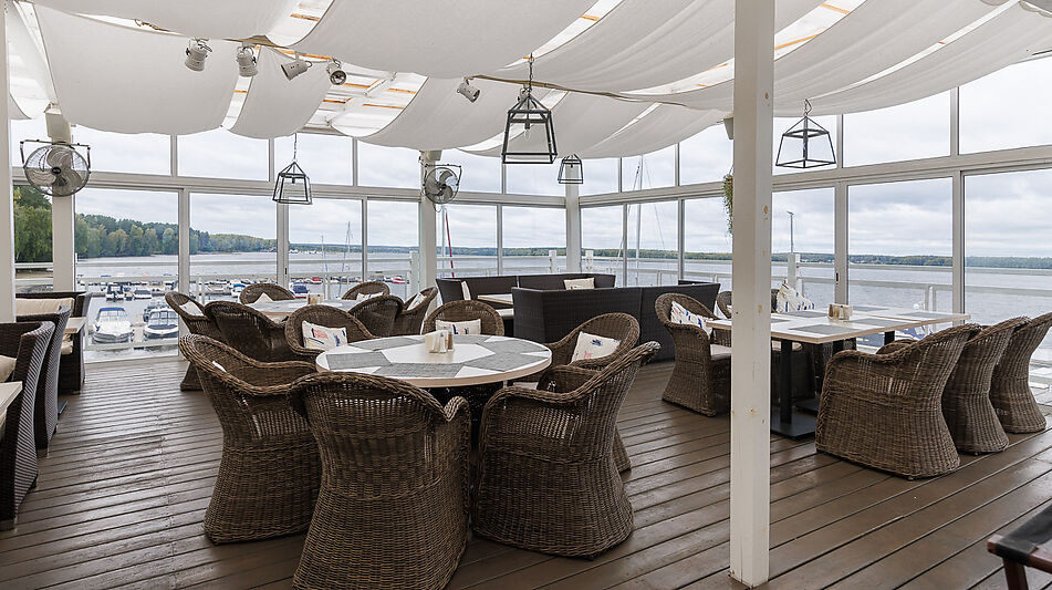 Плавучий ресторан на воде