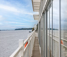 Плавучий ресторан на воде