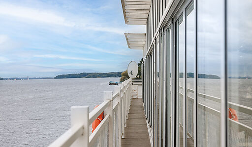 Плавучий ресторан на воде