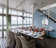 Плавучий ресторан на воде