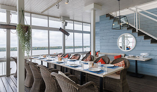 Плавучий ресторан на воде