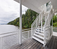 Плавучий ресторан на воде