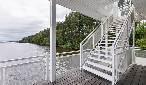 Плавучий ресторан на воде