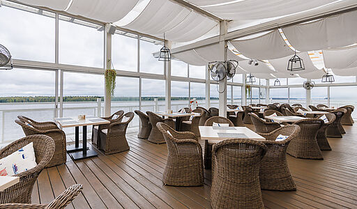 Плавучий ресторан на воде