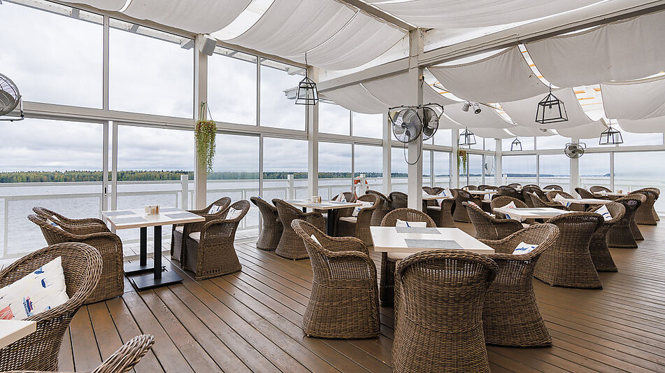 Плавучий ресторан на воде