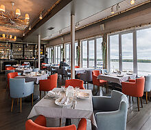 Плавучий ресторан на воде