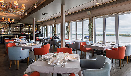 Плавучий ресторан на воде