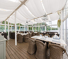 Плавучий ресторан на воде