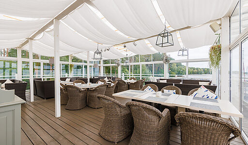 Плавучий ресторан на воде