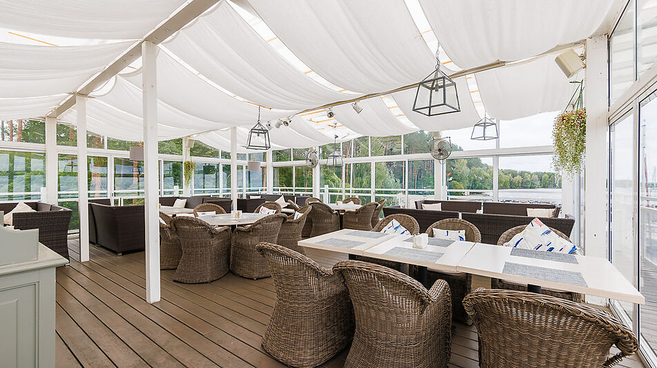 Плавучий ресторан на воде