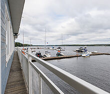 Плавучий ресторан на воде