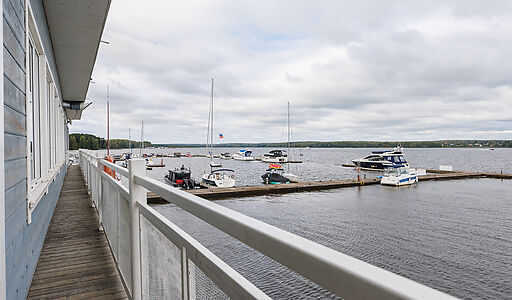 Плавучий ресторан на воде