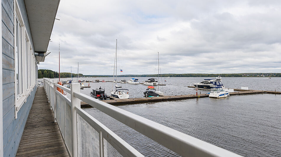 Плавучий ресторан на воде