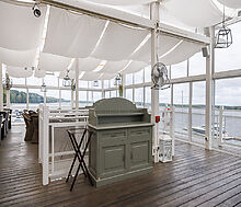 Плавучий ресторан на воде