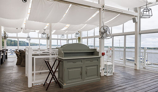 Плавучий ресторан на воде