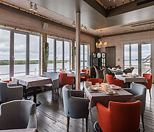 Плавучий ресторан на воде