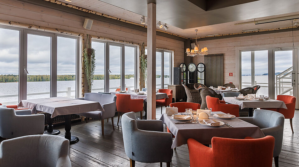 Плавучий ресторан на воде