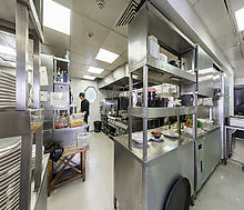 Плавучий ресторан на воде