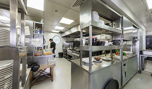 Плавучий ресторан на воде