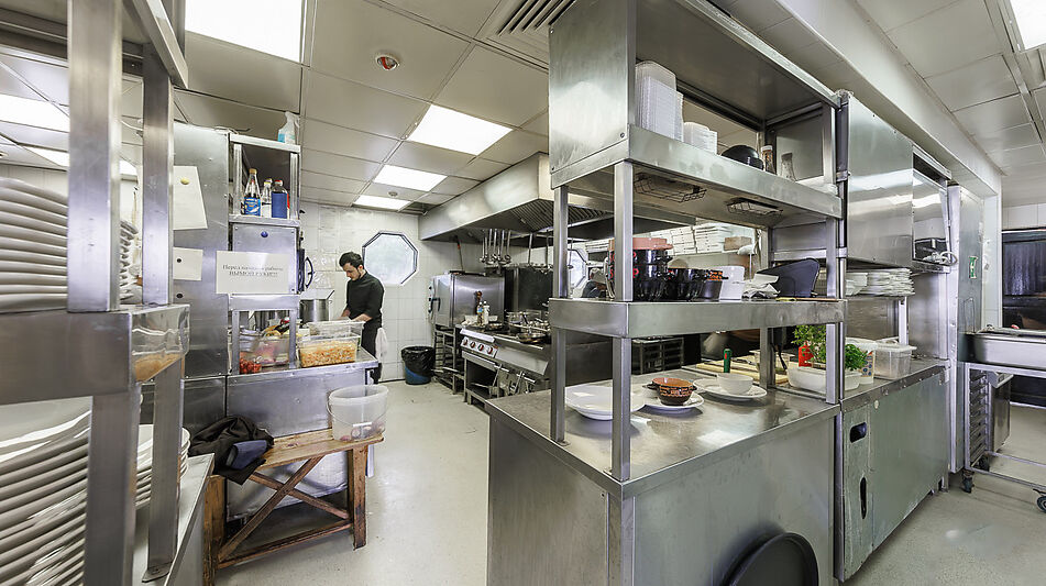 Плавучий ресторан на воде