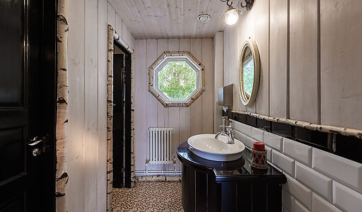 Плавучий ресторан на воде