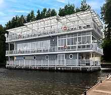 Плавучий ресторан на воде