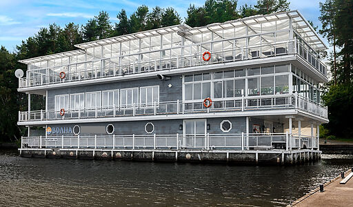 Плавучий ресторан на воде