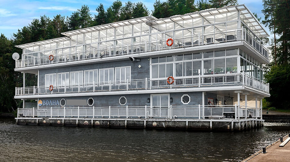 Плавучий ресторан на воде