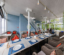 Плавучий ресторан на воде