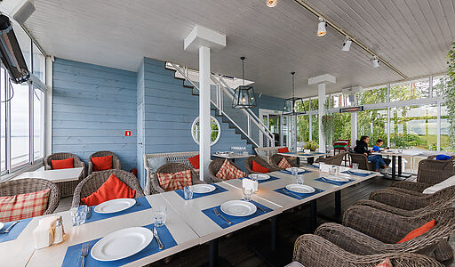 Плавучий ресторан на воде