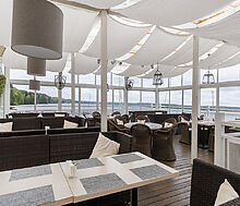 Плавучий ресторан на воде