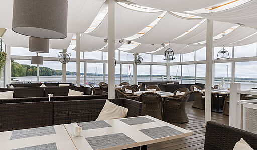 Плавучий ресторан на воде