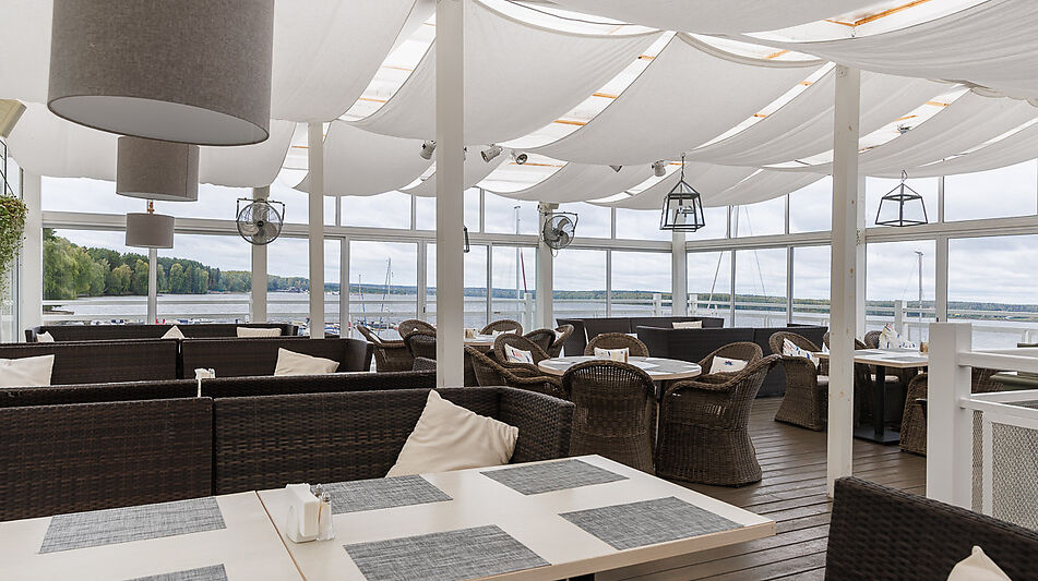 Плавучий ресторан на воде