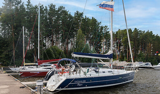 Плавучий ресторан на воде